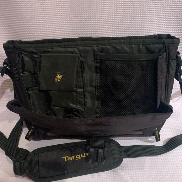 Targus luxury tablet bag. Comfortably fits miniature iPad. - Picture 3 of 5